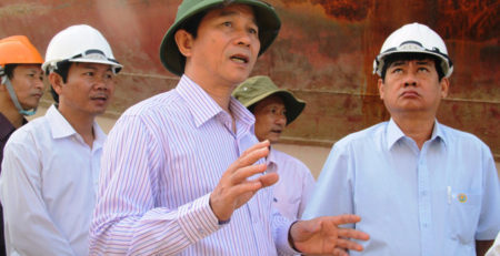 Lãnh đạo UBND tỉnh Bình Định về thăm và giám sát việc sửa chữa “tàu vỏ thép theo Nghị định 67”